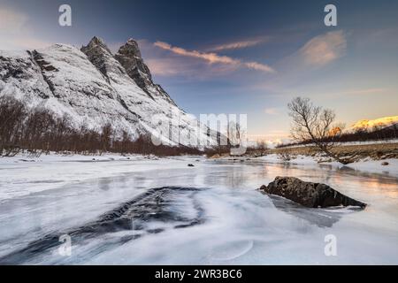 Strutture ghiacciate di fronte al Monte Otertinden, Signaldalen, Lyngenfjord, Tromso, Norvegia Foto Stock