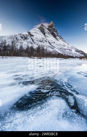 Strutture ghiacciate di fronte al Monte Otertinden, Signaldalen, Lyngenfjord, Tromso, Norvegia Foto Stock
