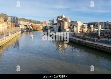 Vista dal ponte Salbeko Zubia dell'area circostante il Museo Guggenheim e il fiume Nérvion.11-3-2024 Foto Stock