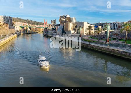 Vista dal ponte Salbeko Zubia dell'area circostante il Museo Guggenheim e il fiume Nérvion.11-3-2024 Foto Stock