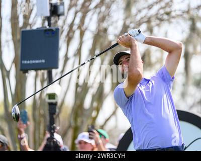 Orlando, Florida, Stati Uniti. 10 marzo 2024. Scottie Scheffler sul decimo tee durante l'ultimo round dell'Arnold Palmer Invitational presentato da Mastercard tenutosi all'Arnold Palmer's Bay Hill Club & Lodge di Orlando, Florida. Romeo T Guzman/CSM/Alamy Live News Foto Stock