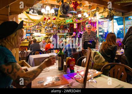 Ristorante Chez Louisette, mercato delle pulci Marche aux puces de Saint-Ouen, porte de Clignancourt, Parigi, Francia Foto Stock