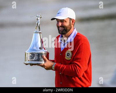 Orlando, Florida, Stati Uniti. 10 marzo 2024. Scottie Scheffler si presenta con il trofeo dei vincitori durante l'ultimo round dell'Arnold Palmer Invitational presentato da Mastercard presso il Bay Hill Club & Lodge di Arnold Palmer a Orlando, Florida. Romeo T Guzman/CSM/Alamy Live News Foto Stock