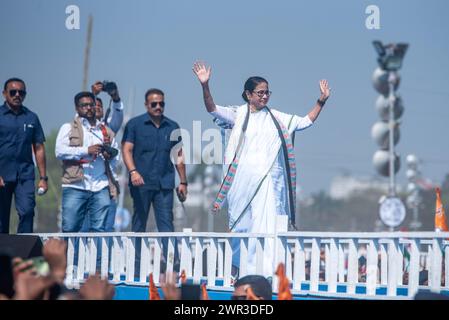 Kolkata, India. 10 marzo 2024. Il Congresso Trinamool lancia la campagna di sondaggi Lok Sabha con un mega raduno nel campo Brigade Parade di Kolkata. (Foto di Amlan Biswas/Pacific Press) credito: Pacific Press Media Production Corp./Alamy Live News Foto Stock