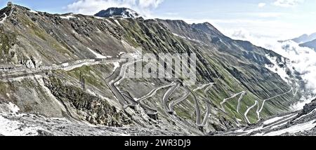 Foto con ridotta saturazione dinamica HDR della rampa nord di accesso da ripida strada di passaggio che sale ripida al passo alpino con serpentine Foto Stock