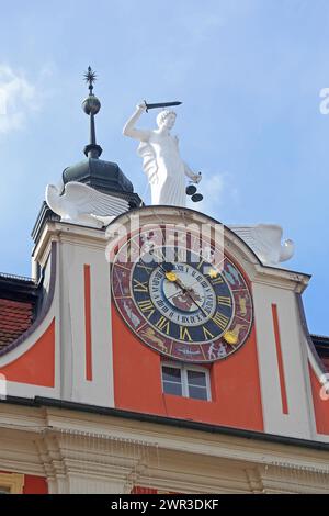 Frontone e orologio con segni zodiacali e Justitia con decorazioni sul municipio barocco, segni zodiacali, piazza del mercato, Bad Windsheim, Middle Foto Stock