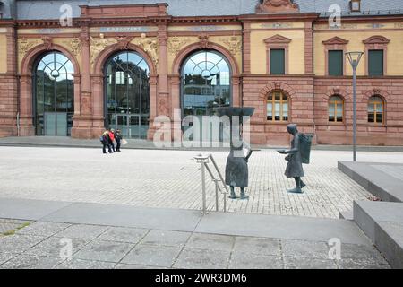 Scultura portascarpe e monumento all'ex industria calzaturiera di fronte al vecchio ufficio postale costruito nel 1893, persone, neorinascimento, ingresso con Foto Stock