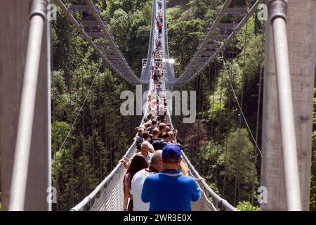 I visitatori attraversano il ponte sospeso a fune presso la diga di Rappbode, lunga 483 metri, 100 metri sopra il fondovalle, Oberharz, 11.06.2017 Foto Stock