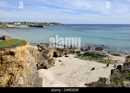 Baia rocciosa con spiaggia sull'Oceano Atlantico, Primelin, Finistere, Bretagna, Francia Foto Stock