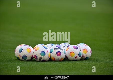 Le palline da partita dell'Adidas Derbystar si trovano sull'erba, Allianz Arena, Monaco, Baviera, Germania Foto Stock