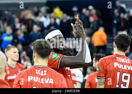 Granada, Spagna. 10 marzo 2024. FCB Granada (i giocatori celebrano la loro vittoria durante la partita di Liga Endesa tra FCB Granada e Bilbao Basket al Palacio de los Deportes il 9 marzo 2024 a Granada. FCB Granada vince 87-79 (foto di José M Baldomero/Pacific Press) credito: Pacific Press Media Production Corp./Alamy Live News Foto Stock