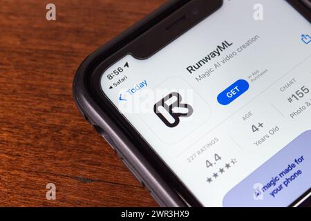 Vancouver, CANADA - febbraio 28 2024: App RunwayML, piattaforma di intelligenza artificiale senza codice per la creazione con video, audio e testo, disponibile nell'App Store su iPhone. Runway IA, Foto Stock