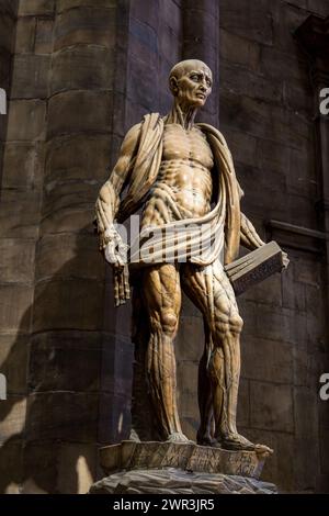 Milano, Italia - 24 febbraio 2024: La famosa statua di San Bartolomeo sbalzata nel Duomo di Milano Foto Stock