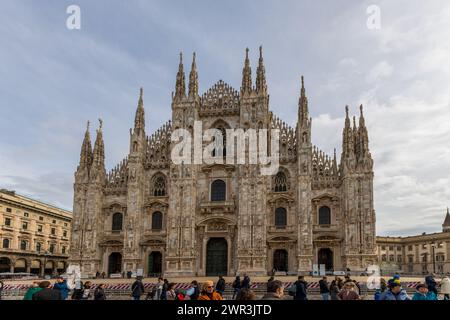 Milano, Italia - 24 febbraio 2024: Il famoso Duomo di Milano in Piazza del Duomo a Milano, Italia Foto Stock