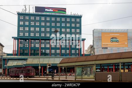 Milano, Italia - 25 febbraio 2024: Edificio Ferrovie Nord in Piazza Cadorna a Milano. Edificio della stazione ferroviaria Foto Stock