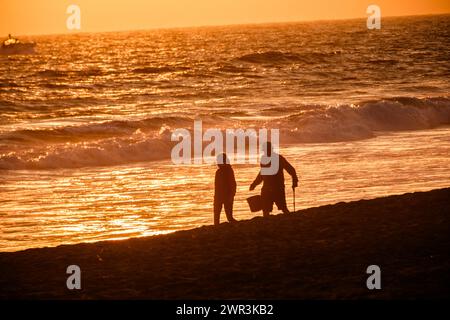 Persone che si godono la spiaggia e il tramonto su Venice Beach in California USA, Venice Beach, California, CA, USA. Foto Stock