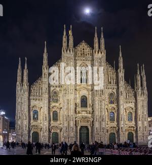 Milano, Italia - 23 febbraio 2024: Il famoso Duomo di Milano in Piazza del Duomo a Milano, Italia. Notte e luna piena Foto Stock