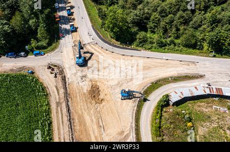 Blick aus der Vogelperspektive auf die Baustelle der Hauptstrasse H4, Schaffhauserstrasse, zwischen Eglisau und Lottstetten im Rafzerfeld. (Con compressori ZH, SC Foto Stock