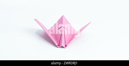 Aereo di carta rosa isolato su sfondo bianco Foto Stock