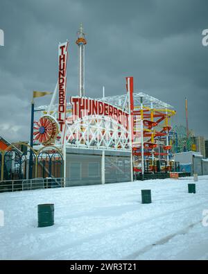 Thunderbolt Roller Coaster in una giornata di neve al Luna Park di Coney Island, Brooklyn, New York Foto Stock