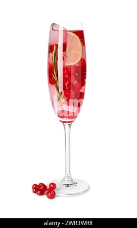 Gustoso cocktail di mirtilli con cubetti di ghiaccio, lime e rosmarino in vetro isolato su bianco Foto Stock
