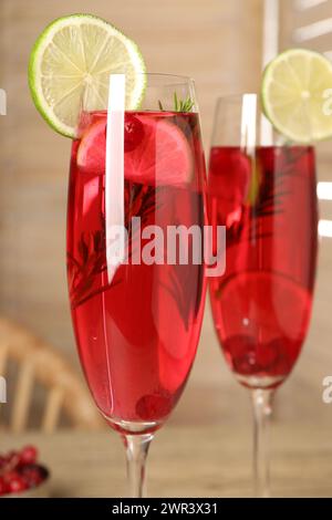 Gustoso cocktail di mirtilli con rosmarino e lime in bicchieri sul tavolo, primo piano Foto Stock
