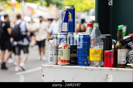 Müll aller Art sammelt sich, während der 30. Zürcher Street Parade, auf den Strassen Zürichs AN. (Zürich, Svizzera, 12.08.2023) Foto Stock