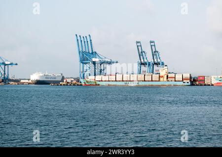 Colon è un punto cruciale per il commercio marittimo e il trasporto, che funge da porta d'accesso al Canale di Panama e collega l'Oceano Atlantico e il Pacifico Foto Stock
