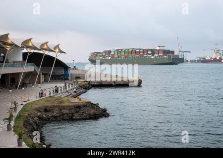 Colon è un punto cruciale per il commercio marittimo e il trasporto, che funge da porta d'accesso al Canale di Panama e collega l'Oceano Atlantico e il Pacifico Foto Stock
