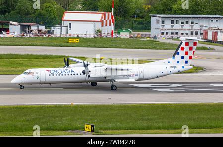 Eine Bombardier Dash 8 Q400 von Croatia Airlines startet von Startbahn 28 des Flughafen Zürich. Registrazione 9A-CQB. (Zürich, Svizzera, 07.05.2023) Foto Stock