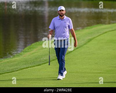 Orlando, Florida, Stati Uniti. 10 marzo 2024. Scottie Scheffler si avvicina al 18° green durante l'ultimo round dell'Arnold Palmer Invitational presentato da Mastercard tenutosi all'Arnold Palmer's Bay Hill Club & Lodge di Orlando, Florida. Romeo T Guzman/CSM/Alamy Live News Foto Stock