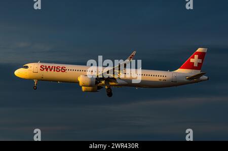 Ein Airbus A321-271NX ist in der Morgenstunden im Landeanflug auf den Flughafen Zürich. Der Airbus A321neo HAT die Immatrikulation HB-JPB. (Zürich, SC Foto Stock