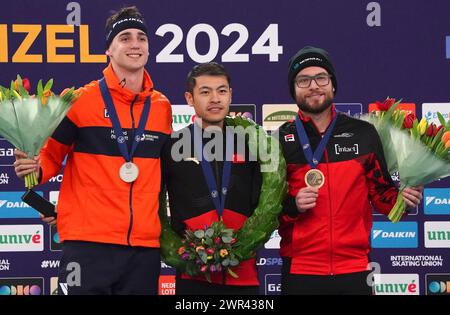 Cerimonia Jenning de Boo (NED), Zhongyan Ning (CHN) e Laurent Dubreuil (CAN) durante l'ISU World Speed Skating Allround e Sprint Championships l'8 marzo 2024 alla Max Aicher Arena di Inzell, Germania crediti: SCS/Margarita Bouma/AFLO/Alamy Live News Foto Stock