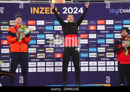 Cerimonia Jenning de Boo (NED), Zhongyan Ning (CHN) e Laurent Dubreuil (CAN) durante l'ISU World Speed Skating Allround e Sprint Championships l'8 marzo 2024 alla Max Aicher Arena di Inzell, Germania crediti: SCS/Margarita Bouma/AFLO/Alamy Live News Foto Stock