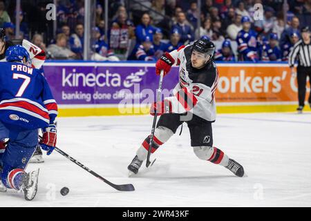 10 marzo 2024: L'attaccante degli Utica Comets Arnaud Durandeau (21) pattina nel primo periodo contro i Rochester Americans. I Rochester Americans ospitarono gli Utica Comets in una partita della American Hockey League alla Blue Cross Arena di Rochester, New York. (Jonathan tenca/CSM) Foto Stock