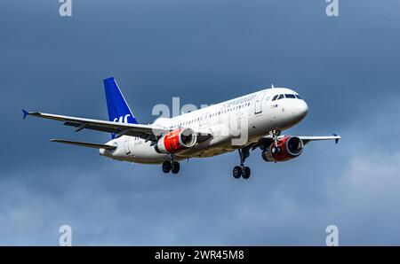 Ein Airbus A320-232 von SAS Scandinavian Airlines befindet sich im Landeanflug auf den Flughafen Zürich. Registrazione OY-KAN. (Zürich, Schweiz, 18.02. Foto Stock