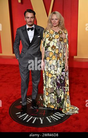 Brandon Thomas Lee e Pamela Anderson partecipano al Vanity Fair Oscar Party tenutosi al Wallis Annenberg Center for the Performing Arts di Beverly Hills, Los Angeles, California, USA. Data foto: Domenica 10 marzo 2024. Foto Stock