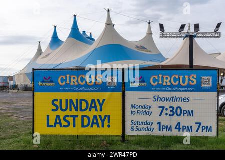 L'insegna esterna per il Circus Vazquez annuncia domenica scorso e i tempi delle esibizioni, grande tenda in background, McAllen, Texas, USA Foto Stock