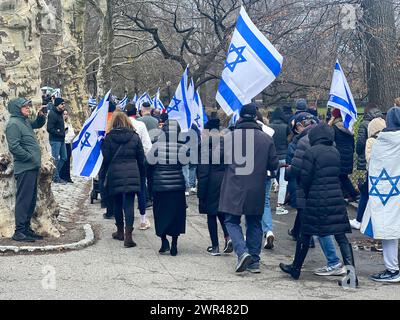 New York, Stati Uniti. 10 marzo 2024. Centinaia di sostenitori israeliani hanno marciato attraverso Central Park tenendo bandiere israeliane a New York per essere solidali con Israele e il suo popolo. Crediti: Ryan Rahman/Alamy Live News Foto Stock