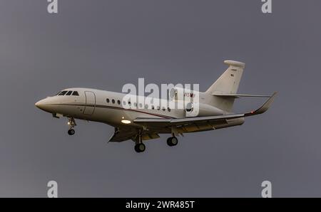 Ein Dassault Falcon 900EX eines privaten Besitzers ist im Landeanflug auf den Flughafen Zürich. Der Privatjet bringt möglicherweise Gäste für das Worl Foto Stock