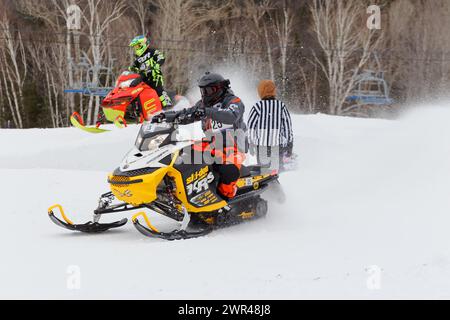 Corsa in motoslitta in salita. Quebec, Canada Foto Stock