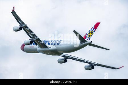 Ein Airbus A340-313X von Edelweiss Air startet vom Flughafen Zürich. Registrazione HB-JME. (Zürich, Svizzera, 24.04.2023) Foto Stock