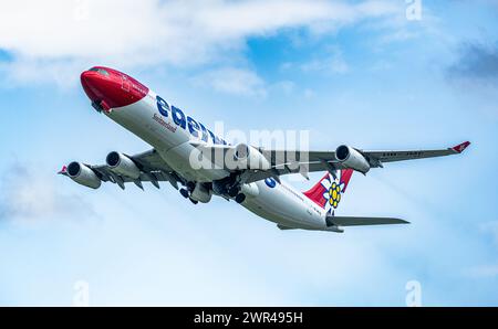 Ein Airbus A340-313X von Edelweiss Air startet vom Flughafen Zürich. Registrazione HB-JME. (Zürich, Svizzera, 24.04.2023) Foto Stock