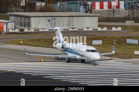 Ein Bombardier Challenger 604 von volare Aviation rollt auf dem Flughafen Zürich auf die Startbahn. Registrazione 2-NITE. (Zürich, Schweiz, 18.02.2023) Foto Stock