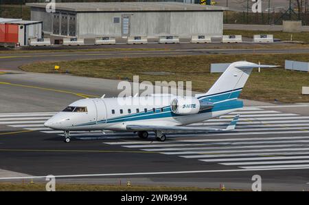 Ein Bombardier Challenger 604 von volare Aviation startet von Startbahn 28 des Flughafen Zürich. Registrazione 2-NITE. (Zürich, Schweiz, 18.02.2023) Foto Stock