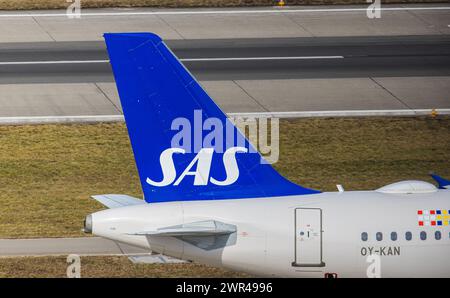 Heckflosse eines Airbus A320-232 mit der Aufschrift von SAS Scandinavian Airlines auf dem Flughafen Zürich. Registrazione OY-KAN. (Zürich, Schweiz, 18. Foto Stock