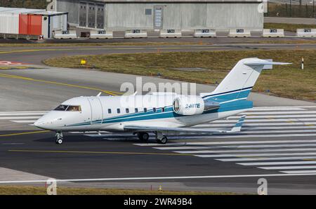 Ein Bombardier Challenger 604 von volare Aviation startet von Startbahn 28 des Flughafen Zürich. Registrazione 2-NITE. (Zürich, Schweiz, 18.02.2023) Foto Stock