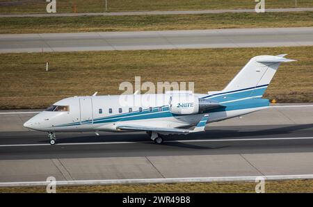 Ein Bombardier Challenger 604 von volare Aviation startet von Startbahn 28 des Flughafen Zürich. Registrazione 2-NITE. (Zürich, Schweiz, 18.02.2023) Foto Stock