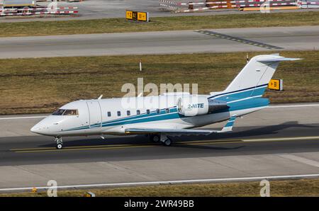 Ein Bombardier Challenger 604 von volare Aviation startet von Startbahn 28 des Flughafen Zürich. Registrazione 2-NITE. (Zürich, Schweiz, 18.02.2023) Foto Stock