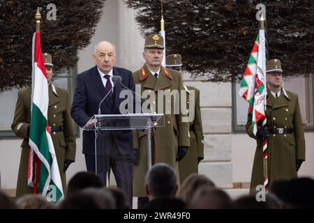 Budapest, Ungheria. 10 marzo 2024. Il nuovo presidente ungherese Tamas Sulyok tiene un discorso durante la cerimonia di inaugurazione di fronte al Palazzo Sandor, la residenza del presidente ungherese a Budapest, Ungheria, il 10 marzo 2024. Crediti: Attila Volgyi/Xinhua/Alamy Live News Foto Stock